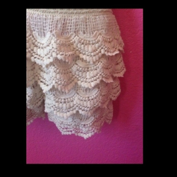Beige ruffled shorts S/M - Picture 2 of 3